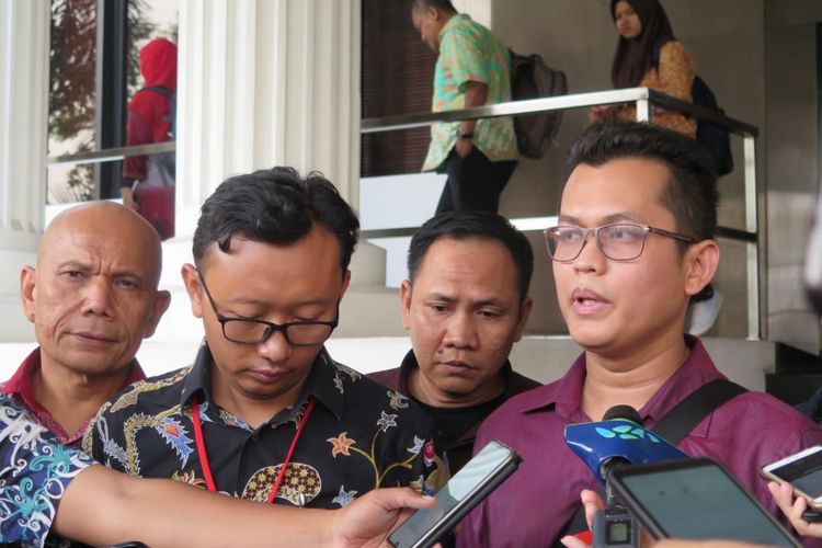 Tim Advokasi Novel Baswedan mendesak Presiden Joko Widodo  segera membentuk Tim Gabung Pencari Fakta (TGPF) Independen untuk mengungkap kasus penyiraman air keras terhadap penyidik senior KPK Novel Baswedan.  Tim Advokasi menyerahkan surat berisi permintaan pembentukan TGPF Independen kepada Kementerian Sekretariat Negara, Jakarta, Jumat (18/10/2019).