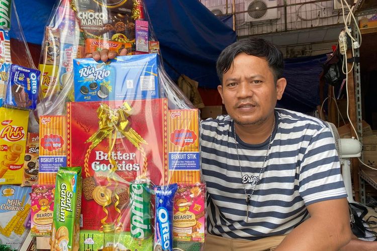 Penjual parcel di Cikini, Diki (37) saat ditemui Kompas.com di Cikini, Menteng, Jakarta Pusat, Senin (8/4/2024).  
