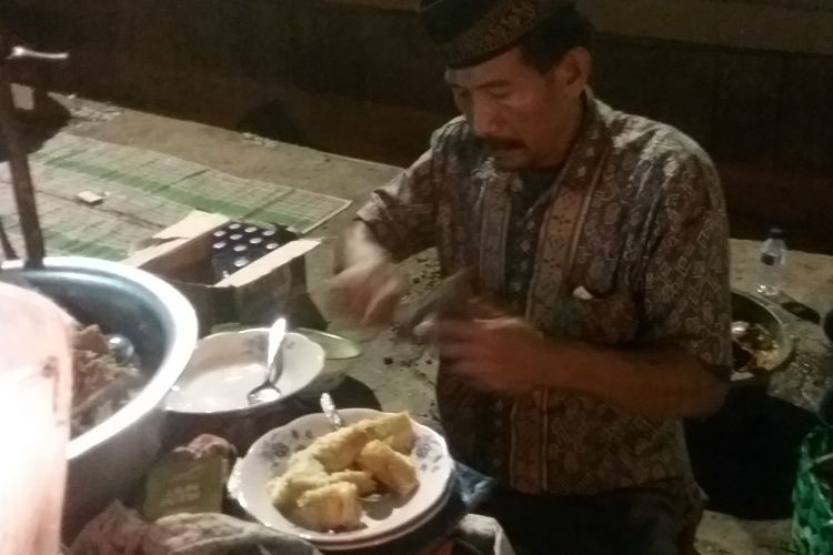 Mustofa, penjual Lontong Tuyuhan di alun-alun Rembang, Jawa Tengah, Minggu (17/6/2018).