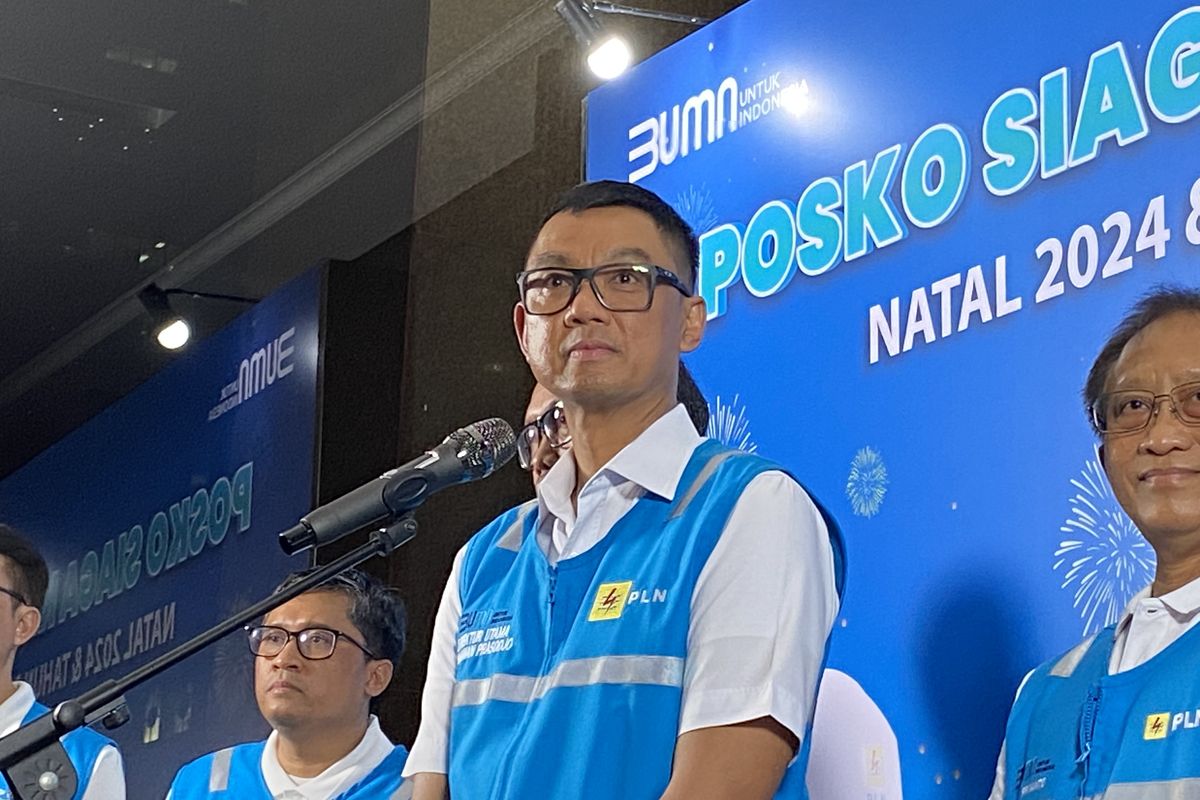 Direktur Utama PT PLN (Persero) Darmawan Prasodjo (depan) dalam konferensi pers di kantor di PLN Unit Induk Distribusi Jakarta Raya, Jakarta Pusat, Selasa (31/12/2024) petang.