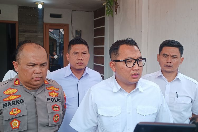 Kasatreskrim Polres Malang, AKP Gandha Syah Hidayat saat menyampaikan keterangan tentang tewasnya satu keluarga di Dusun Boro Bugis, Desa Saptorenggo, Kecamatan Pakis, Kabupaten Malang, Selasa (12/12/2023).
