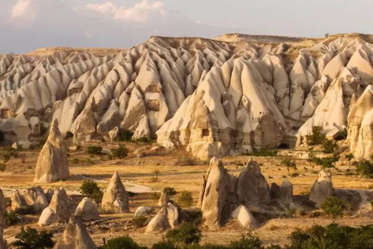 Kawasan Cappadocia, Turki, memiliki jaringan kota tersembunyi di bawah tanah.

