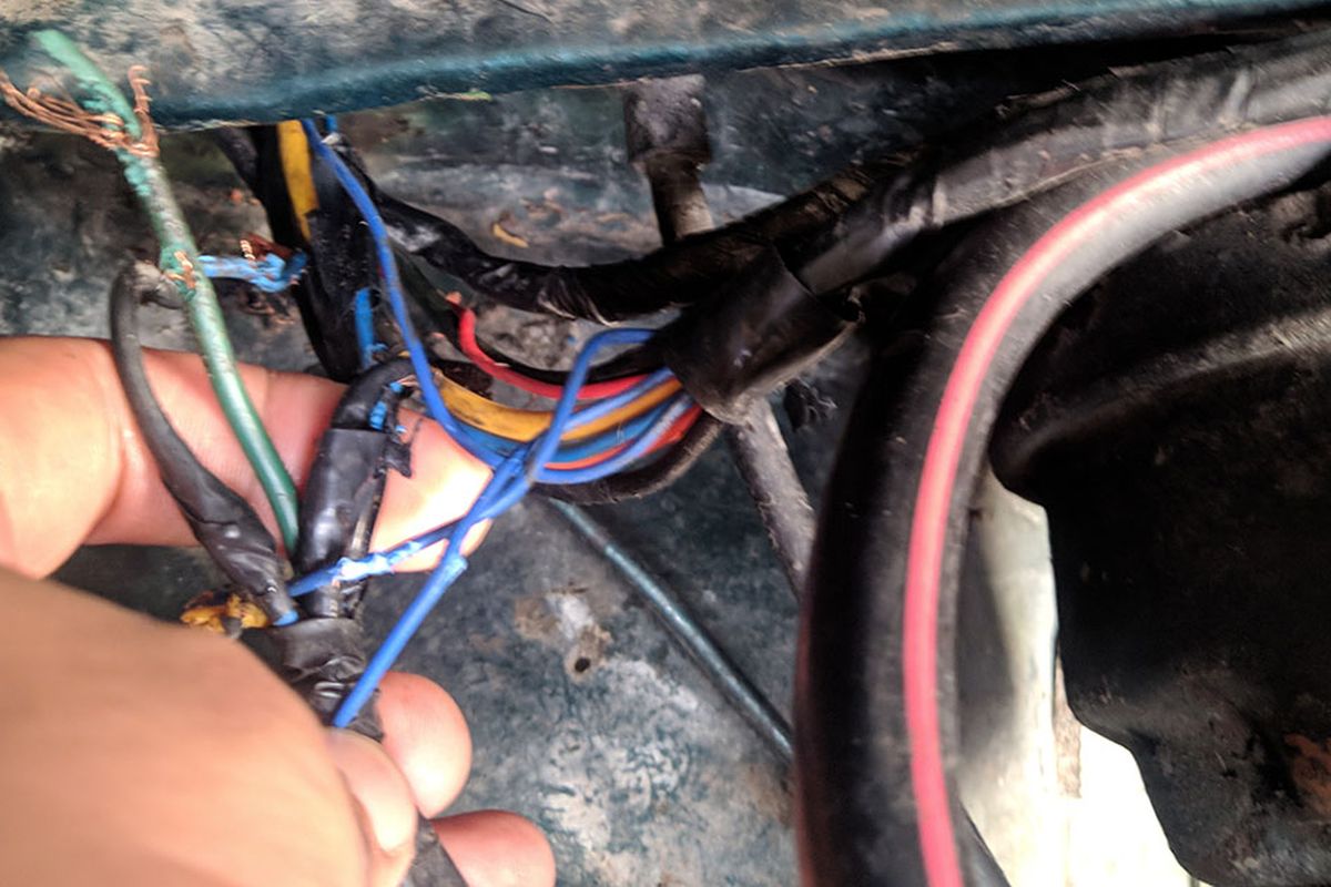 Kondisi kabel mobil yang putus karena digigit tikus. Kejadian ini sering terjadi lantaran tikus menjadikan ruang mesin mobil sebagai sarangnya.