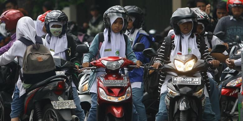 Ilustrasi wanita hijab naik motor