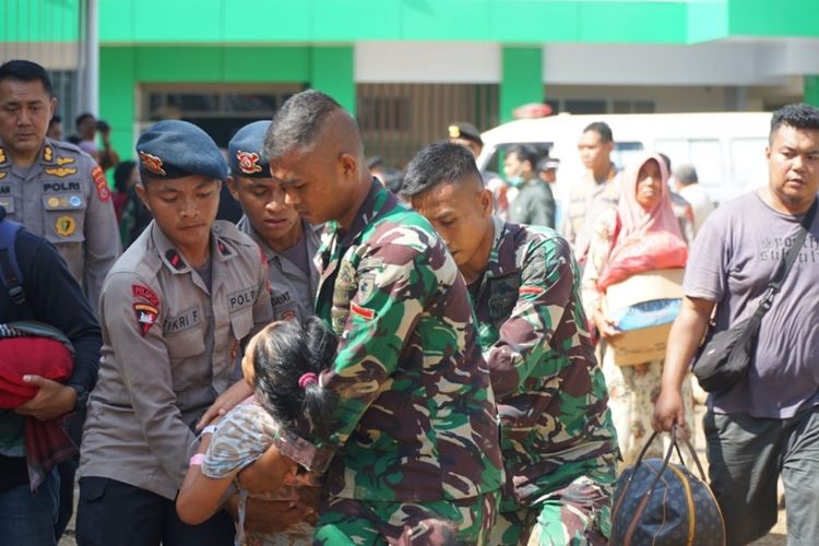 Personel TNI Polri membantu proses evakuasi pasien di RS Santa Ana Kendari