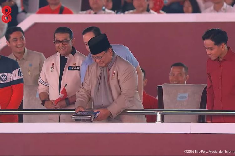 Karnaval BGN Berikan MBG kepada Prabowo-Gibran pada Pesta Rakyat