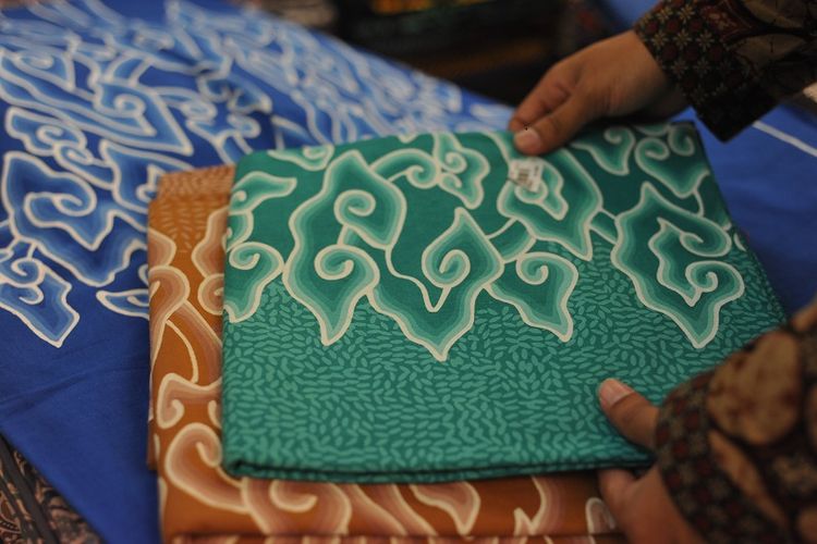 Batik motif megamendung asal Cirebon.