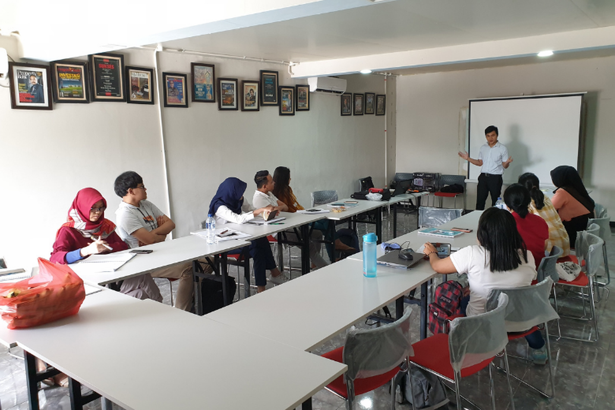  Suasana kelas saat belajar bahasa Inggris di Golden English. 