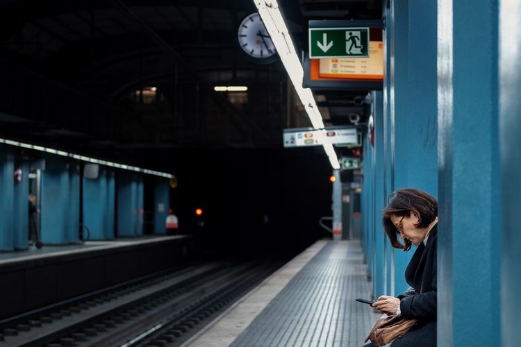 Ilustrasi wanita menunggu suara suaminya di stasiun Inggris.