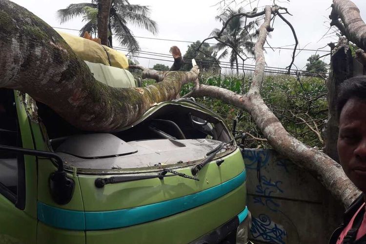 Bagian depan truk tertimpa pohon tumbang di Jalan Panggeleseran, Cikembar, Sukabumi, Jawa Barat, Sabtu (5/2/2022).