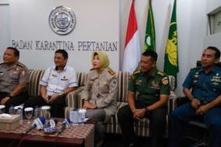 Kepala Badan Karantina Pertanian Kementerian Pertanian Banun Harpini (tengah) di Jakarta, Jumat (16/12/2016).