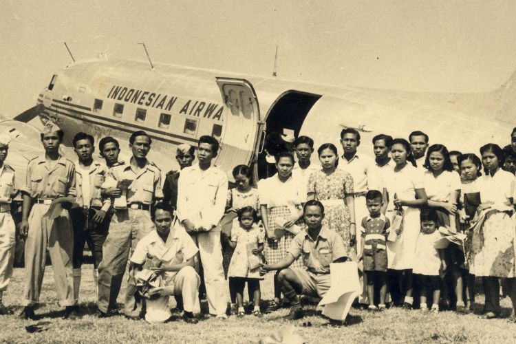 Pesawat DC-3 bernomor registrasi RI-001 berada di Kemayoran, Jakarta, tanggal 17 Agustus 1950. Ini merupakan pesawat pertama Indonesian Airways, cikal bakal dari perusahaan penerbangan Garuda Indonesia. Pada tanggal 17-9-1950, AURI dilangsungkan penerbangan pertjobaan untuk para undangan dengan pesawat RI. 001, di Kemajoran.  