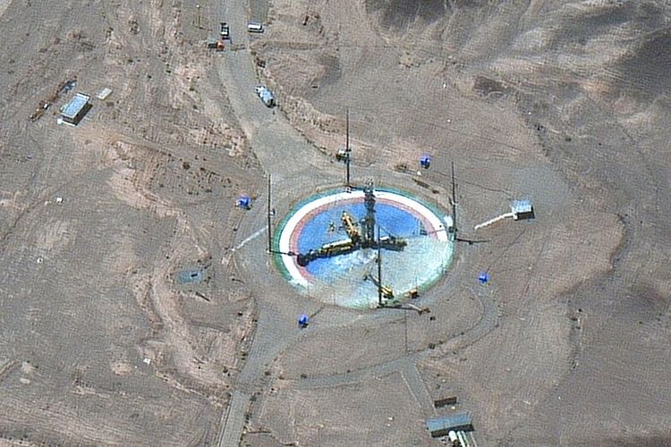 Gambar satelit dari Maxar Technologies ini menunjukkan sebuah roket yang bersiap untuk didirikan di landasan peluncuran di Pusat Antariksa Imam Khomeini di tenggara Semnan, Iran pada Selasa, 14 Juni 2022.