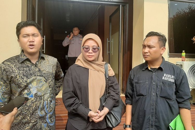 Norma Risma (tengah) usai menjalani pemeriksaan di Mapolda Banten. Kini Norma merasa lega setelah kasus perzinaan yang dilaporkannya sudah ada progres dengan ditetapkan ibu kandungnya Rh dan mantan suaminya RZ sebagai tersangka.