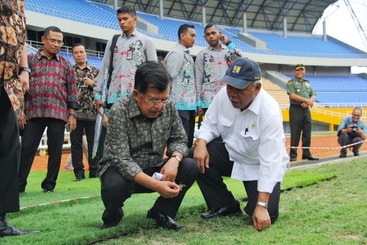 Wakil Presiden Jusuf Kalla dan Menteri PUPR Basuki Hadimuljono saat mengecek venue olahraga di Jakabaring Sport CIty, Kamis (7/12/2017).