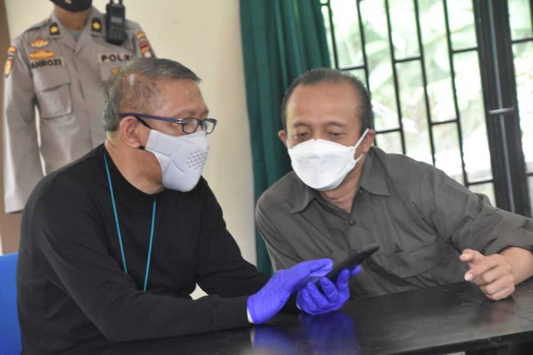 Sekretaris Jenderal Kementerian Lingkungan Hidup dan Kehutanan (KLHK) Bambang Hendroyono mengatakan, pemulihan serta pengelolaan daerah tangkapan air dan daerah aliran sungai (DAS) harus menjadi prioritas dalam mencegah terjadinya bencana. Sebelumnya, Bambang bersama Gubernur Kalbar Sutarmidji mengunjungi sejumlah wilayah terdampak banjir di Kabupaten Sintang, Kalimantan Barat (Kalbar) Kamis (25/11/2021).