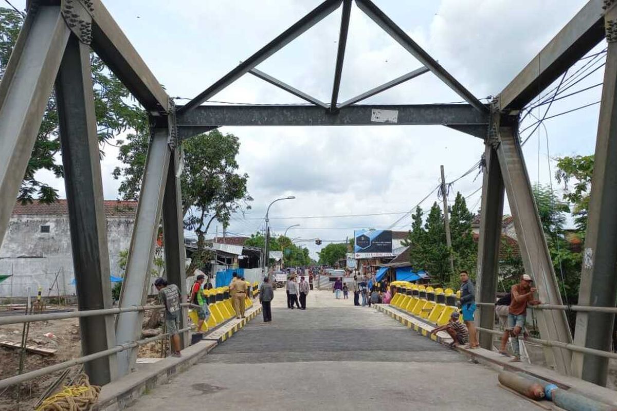 Jembatan Glendeng penghubung Tuban - Bojonegoro mulai dibuka akses lalu lintas khusus kendaraan roda dua dan roda tiga, Selasa (4/1/2022).