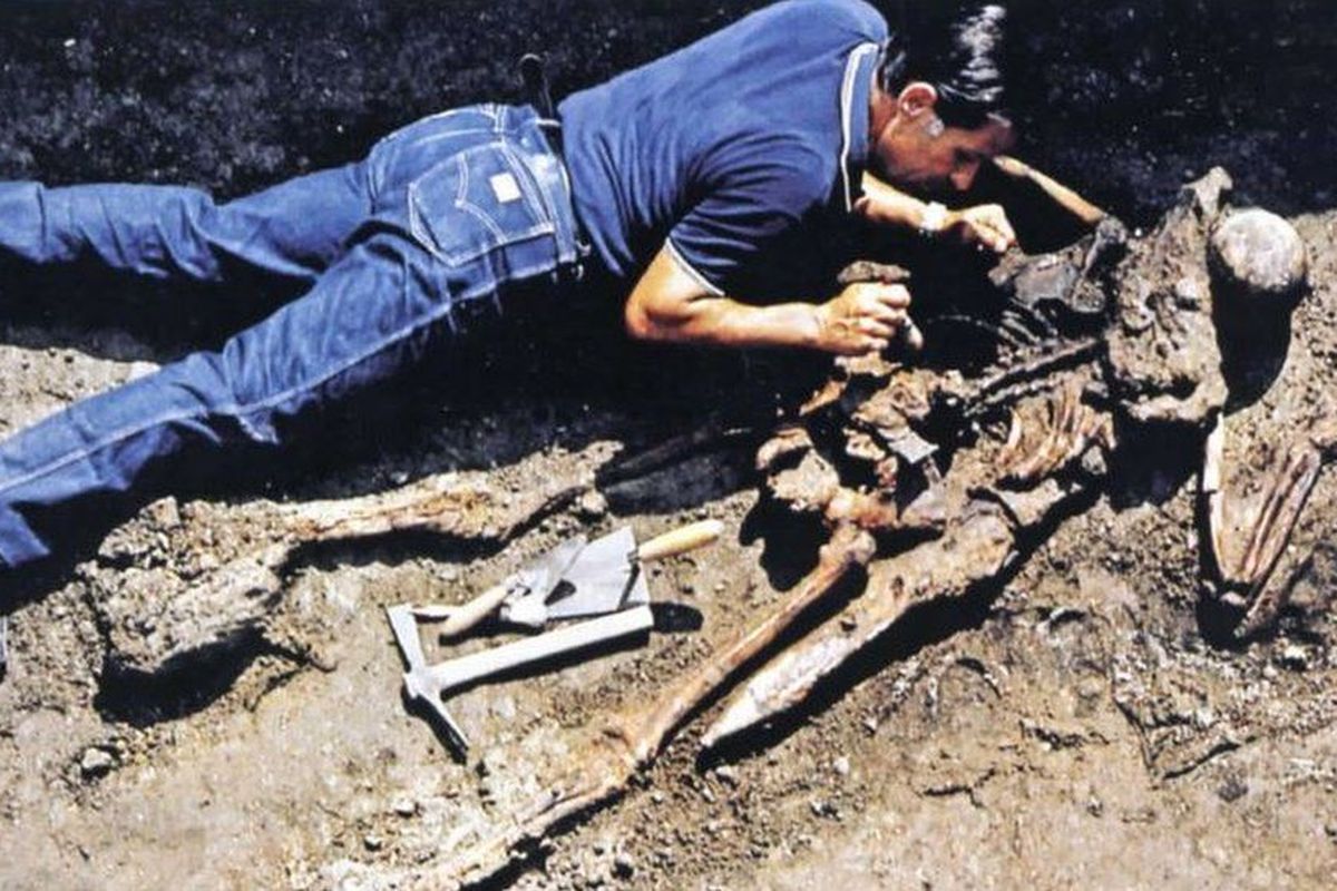 Arkeolog di Italia meyakini berhasil mengidentifikasi jasad penyelamat yang tewas dalam letusan Gunung Vesuvius hampir 2.000 tahun lalu. Kerangka tersebut termasuk di antara sekitar 300 kerangka yang ditemukan di Herculaneum pada 1980-an. 
