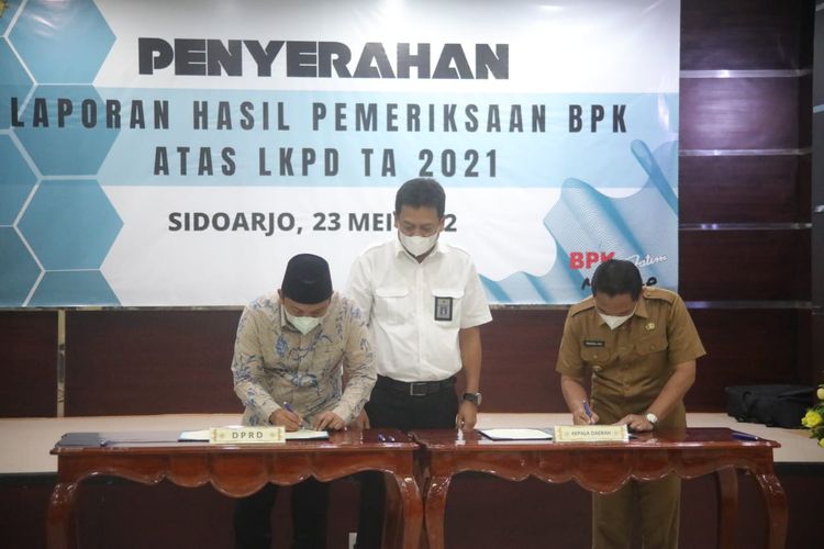 Penyerahan predikat opini WTP oleh BPK Jatim kepada Bupati Lumajang Thoriquk Haq, Senin (23/5/2022)