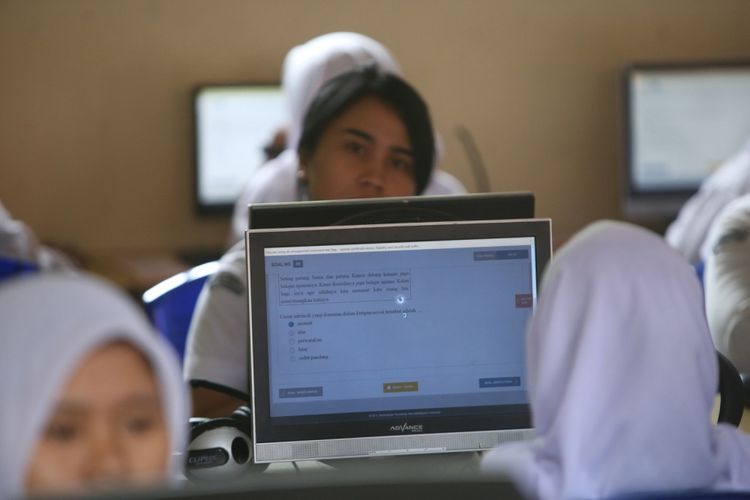 Sejumlah murid melaksanakan UNBK ( Ujian Nasional Berbasis Komputer ) di SMK Negeri 3 Kota Tangerang, Banten, Senin ( 3/4/2017). Ujian nasional berbasis online tingkat SMK ini akan berlangsung hingga Kamis 6 April mendatang.
