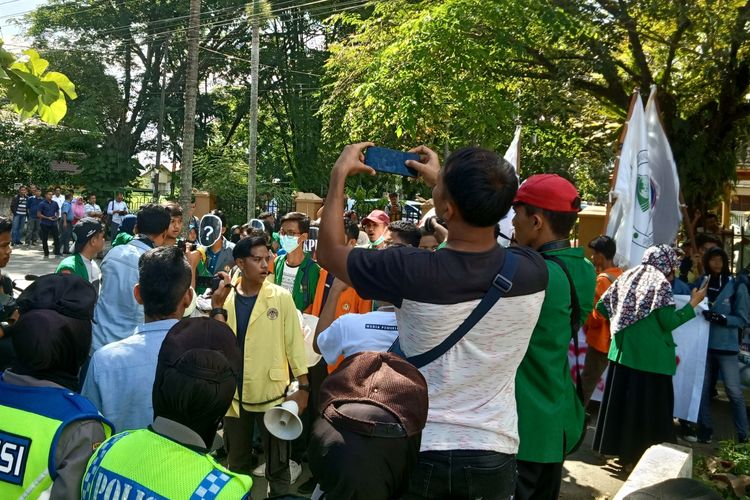 Ratusan mahasiswa Sumbar melakukan aksi demonstrasi di depan kantor KPU Sumbar menuntut KPU adil dan transparan
