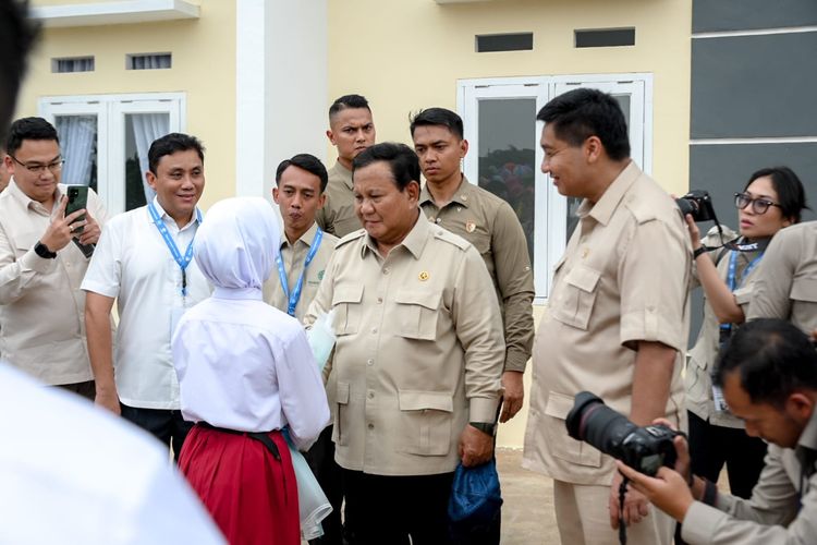 Presiden RI Prabowo Subianto saat meninjau rumah subsidi di Pesona Kahuripan 10, yang merupakan Bagian dari 26.000 KPR subsidi Fasilitas Likuiditas Pembiayaan Perumahan (FLPP) di Bogor, Senin (29/9/2025). Turut mendampingi Menteri Perumahan dan Kawasan Permukiman (PKP) Maruarar Sirait (ara0, dan Komisioner Tapera Heru Pudyo Nugroho.