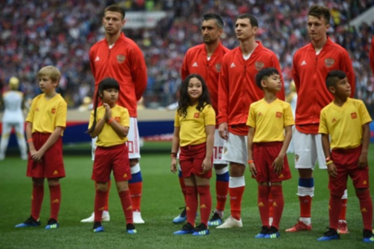 Rania Premiera Gumay, 9, tengah, menjadi player escort dalam pertandingan perdana Piala Dunia FIFA 2018 Rusia