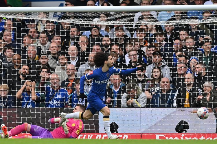 Bek Marc Cucurella (tengah) berselebrasi seusai mencetak gol pembuka pertandingan sepak bola perempat final Piala FA atau FA Cup antara Chelsea vs Leicester City di Stamford Bridge di London pada 17 Maret 2024. (Foto oleh Glyn KIRK / AFP).