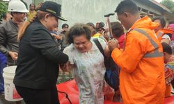 Bantu Evakuasi Warga di Semarang Utara, Mbak Ita Beri Sejumlah Bantuan Logistik 