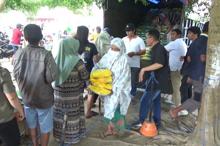 Guna mengimbangi tingginya harga kebutuhan bahan pokok (Bapok) di pasaran, Perum Bulog Kota Palopo, Sabtu (23/3/2024) sore gelar pasar murah sembako di area lapangan Pancasila, Kota Palopo, Sulawesi Selatan