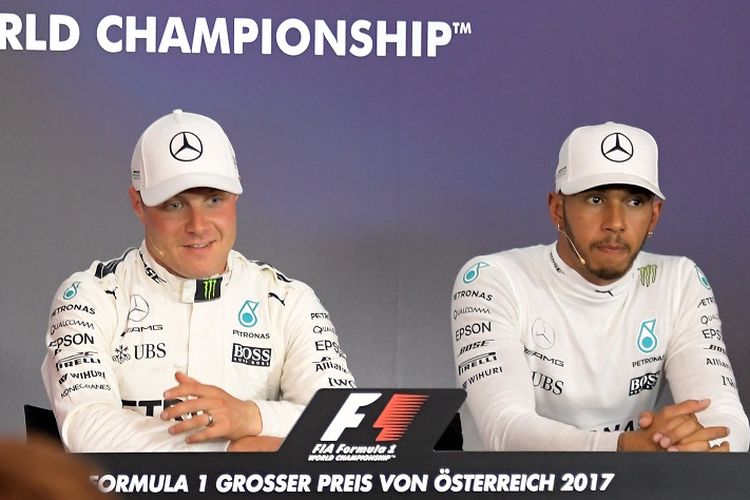 Dua pebalap Mercedes, Valtteri Bottas (kiri) dan Lewis Hamilton, menjalani sesi konferensi pers setelah kualifikasi GP Austria di Red Bull Ring, Spielberg, Austria, 8 Juli 2017.