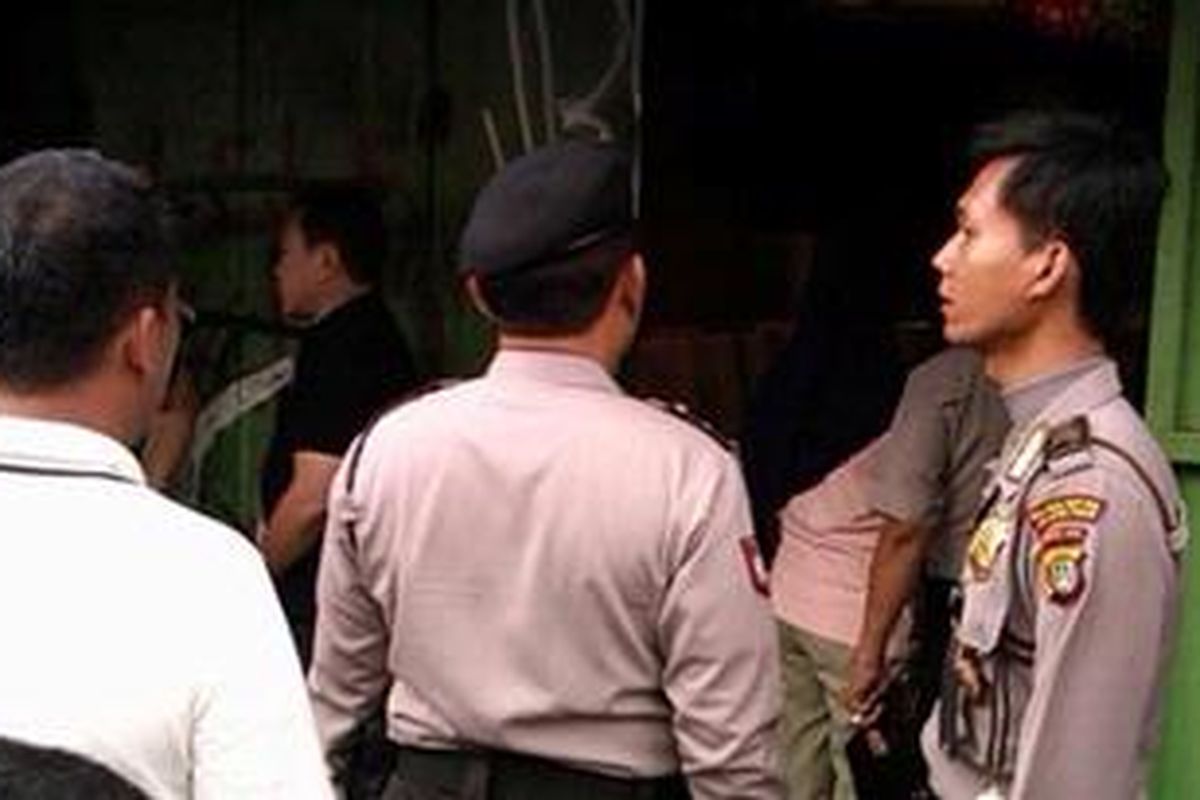 Polisi masih berjaga-jaga di sekitar toko kasur Murah Jaya Makmur, Jalan Jatinegara Barat Nomor 39, Bali Mester, Jatinegara, Jakarta Timur,  Kamis (15/11/2012) sore. Di tempat tersebut, seorang ibu dan anaknya tewas dibunuh di kamar mandi toko.