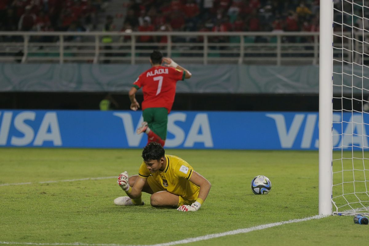 Selebrasi pemain timnas U17 Maroko, Anas Alaoui, usai menjebol gawang timnas U17 Indonesia dalam laga ketiga Grup A Piala Dunia U17 2023. Laga Indonesia vs Maroko tersebut digelar di Stadion Gelora Bung Tomo, Surabaya, pada Kamis (16/11/2023) malam WIB.