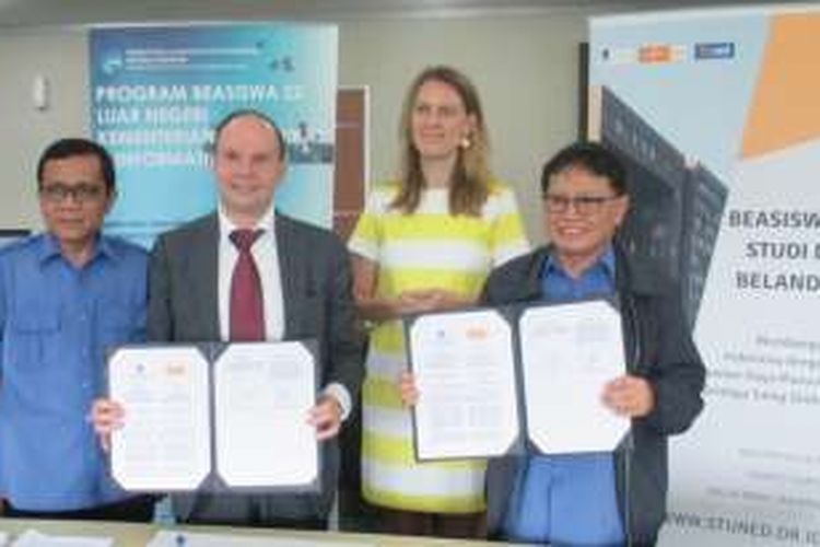 Kementerian Komunikasi dan Informatika Republik Indonesia dan Nuffic Netherlands Education Support Office (Neso) Indonesia, Rabu (14/9/2016), di kantor Kominfo menandatangani program kerjasama beasiswa.  

