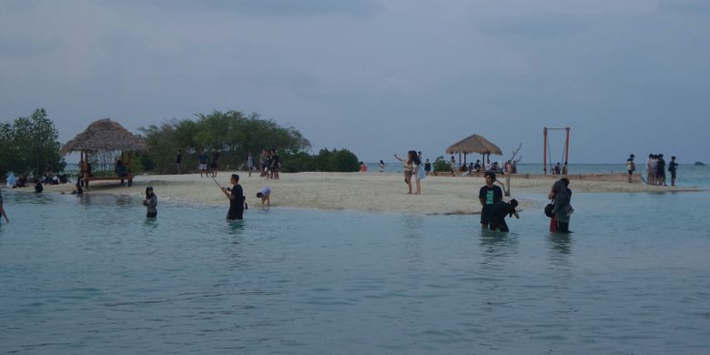 Pantai Perawan di Pulau Pari, Kepulauan Seribu, Sabtu (12/8/2017). 