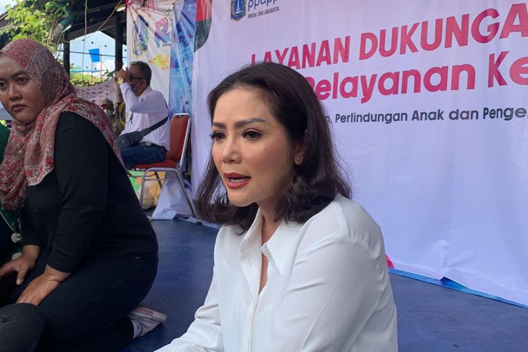 Pedangdut Kristina mendatangi salah satu posko dan dapur darurat korban kebakaran di kawasan Plumpang, Jakarta Utara, Senin (6/3/2023). 