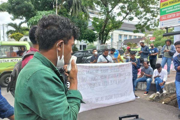 Sejumlah mahasiswa yang menamakan diri Aliansi Peduli Rakyat (Ampera) menggelar unjuk rasa mendesak Kejari Ambon menetapkan pimpinan DPRD Kota Ambon sebagai tersangka dalam aksus dugaan korupsi anggaran DPRD Kota Ambon senilai Rp 5,3 miliar. Aksi unjuk rasa berlangsung di kantor Kejati Maluku, Senin (20/12/2021)