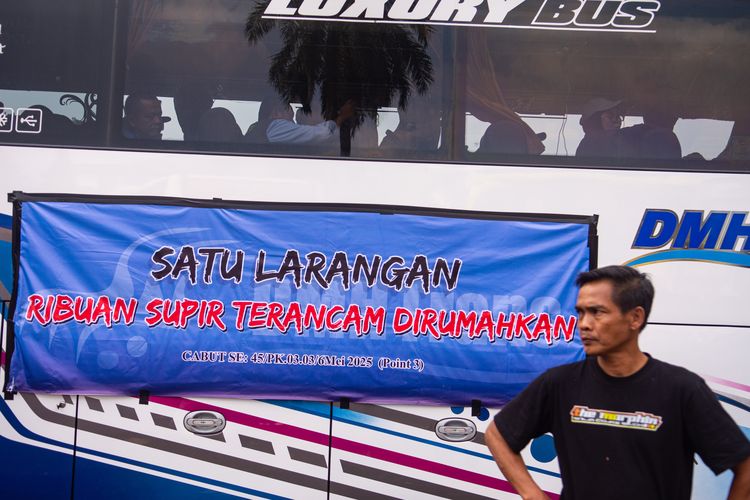 Demonstran yang tergabung dalam Solidaritas Pekerja Pariwisata Jawa Barat melakukan aksi unjuk rasa di depan Gedung Sate, Bandung, Jawa Barat, Senin (21/7/2025). Sedikitnya 50 bus diparkir dalam aksi tersebut yang menuntut Gubernur Jawa Barat mencabut aturan larangan karyawisata (study tour) karena berdampak mematikan roda ekonomi sektor pariwisata Jawa Barat seperti pengusaha bus, agen travel hingga umkm. ANTARA FOTO/Novrian Arbi/bar