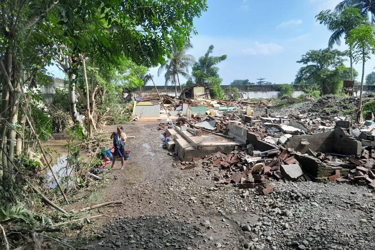 Tiga rumah hancur akibat banjir di Situbondo, Provinsi Jawa Timur pada Februari 2025.