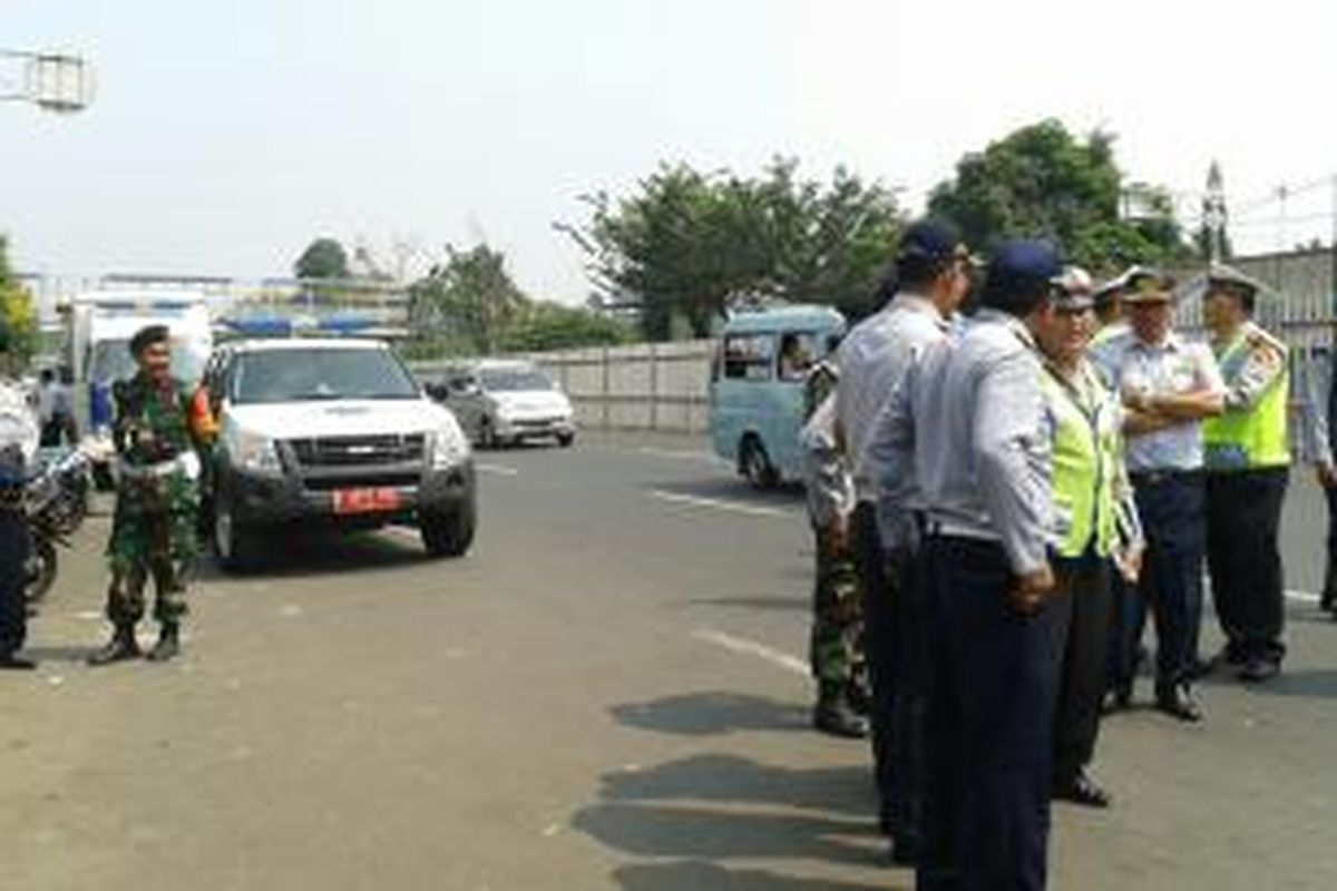 Aparat gabungan dari Dinas Perhubungan, UP Perparkiran, kepolisian dan TNI menertibkan parkir liar di Jalan Matraman Raya, Jakarta Timur, Senin (8/9/2014).
