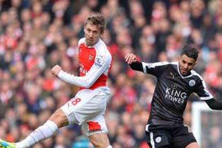 Bek Arsenal, Nacho Monreal (kiri), berduel dengan gelandang Leicester City, Riyad Mahrez, dalam laga lanjutan Premier League di Stadion Emirates, Minggu (14/2/2016).