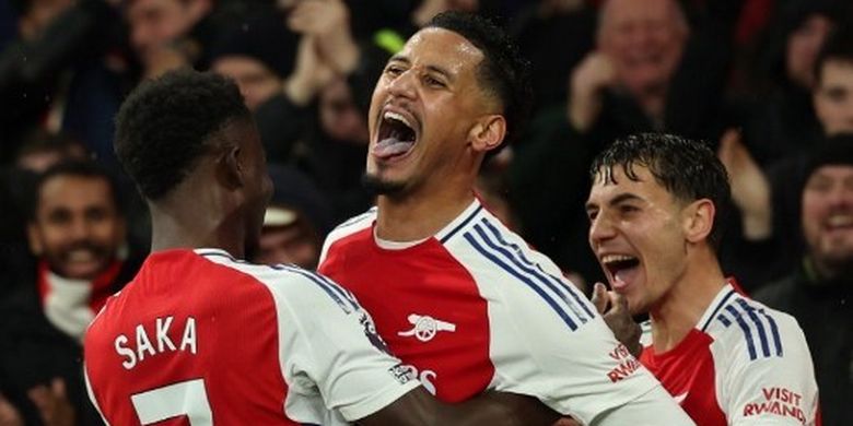 Bek Arsenal, William Saliba (tengah), merayakan gol bersama Bukayo Saka dan Jakub Kiwior dalam pertandingan Liga Inggris melawan Manchester United di Stadion Emirates pada Rabu (4/12/2024) atau Kamis dini hari WIB. 