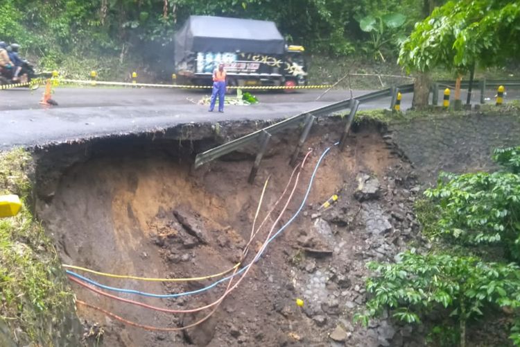 Kondisi tebing yang longsor di jalur Gumitir Banyuwangi 