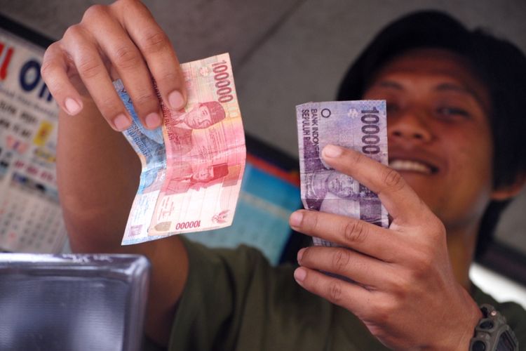 Pedagang Toko Kelontong di Purwodadi tunjukkan beberapa lembar uang palsu yang diterima dari pembeli, Rabu (3/5/2017)