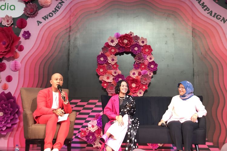 Talkshow pink ribbon di mal Ciputra, Jakarta, kiri ke kanan, MC, Andien Aisyah dan Prof. Dr. dr. Noorwati Sutandyo, Sp.PD, (KHOM) FINASIM.