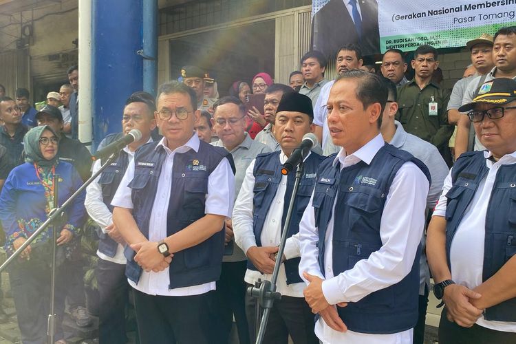 Menteri Lingkungan Hidup, Hanif Faisol Nurofiq, dalam konferensi pers di Pasar Tomang Barat, Jakarta Barat, Jumat (14/3/2025). 