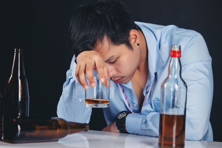 Ilustrasi pria sedang minum alkohol. Kebiasaan minum alkohol berlebihan dan sering bisa menjadi penyebab timbulnya penyakit hati. 