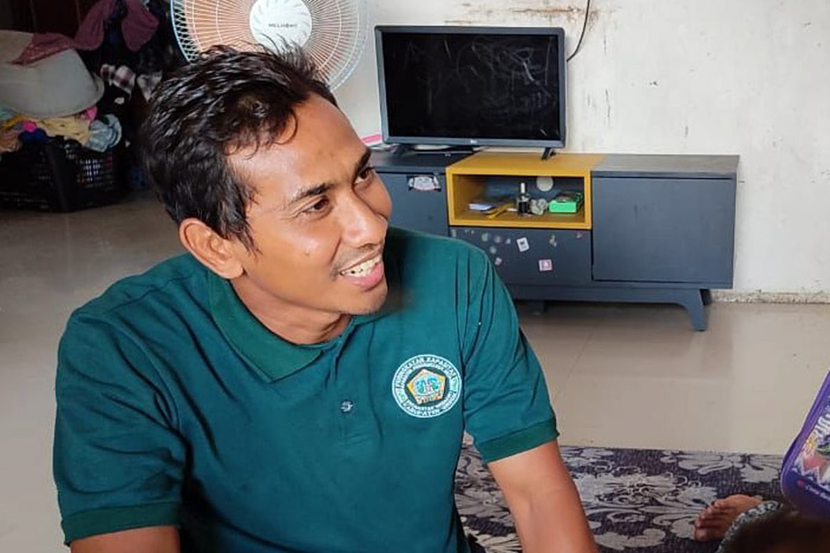 Samsul Arif (kiri) ayah siswi kelas 2 Sekolah Dasar (SD) di Kecamatan Menganti, Gresik, Jawa Timur, yang mengalami kebutaan usai dicolok tusuk bakso oleh kakak kelasnya.