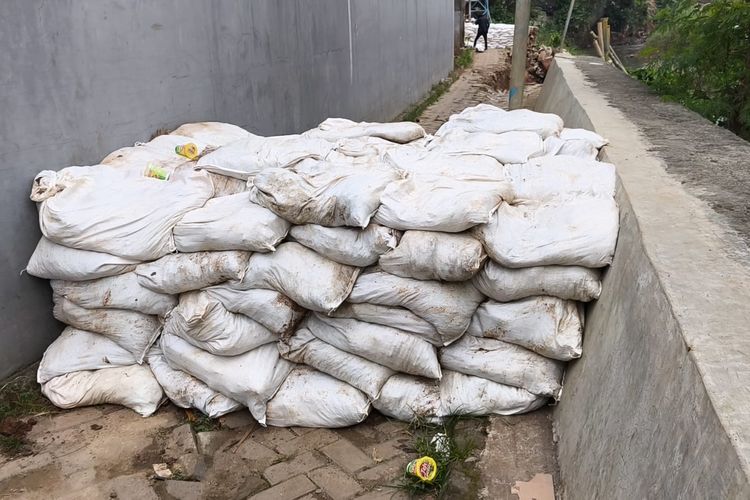 Tanggul Longsor di Tangerang Dipasang Kisdam dan Bambu untuk Cegah Banjir