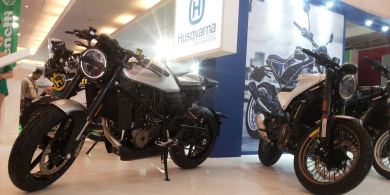 Deretan motor yang dipajang di stan Husqvarna pada hari ketiga pameran Indonesia International Motor Show (IIMS) 2018, JIExpo Kemayoran, Jakarta, Sabtu (21/4/2018).